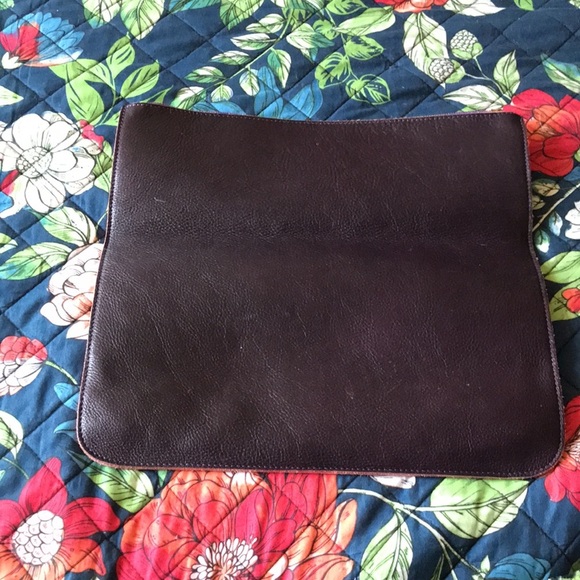 Leather clutch/laptop case in plum - Picture 4 of 5